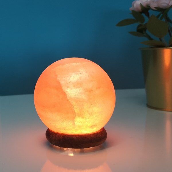 Bol Himalaya Zoutkristal USB Lamp 1 De Himalaya Zoutlamp is een natuurlijke bron van frisse, gezonde lucht. Esthetisch, zijn natuurlijke en rauwe look past perfect bij alle decorstijlen en alle kamers. Bol Himalaya Zoutkristal USB Lamp