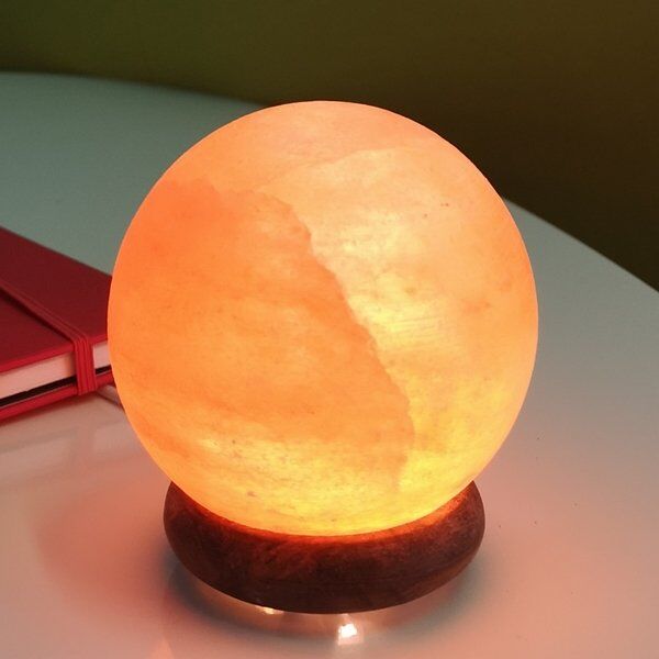 Bol Himalaya Zoutkristal USB Lamp 3 De Himalaya Zoutlamp is een natuurlijke bron van frisse, gezonde lucht. Esthetisch, zijn natuurlijke en rauwe look past perfect bij alle decorstijlen en alle kamers. Bol Himalaya Zoutkristal USB Lamp - Afbeelding 3