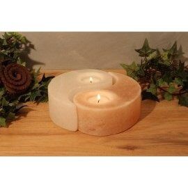 Himalaya Salt Dreams Theelichthouder Himalaya Zout Rond - 13.5 Cm Doorsnede - Oranje 2 Waxinelichthouder in twee delen, 1 deel wit en 1 deel oranje van kleur. Gemaakt van Himalaya Zout kristal, rustgevend en natuurlijk materiaal uit het Himalaya Gebergte. Exclusief waxinelichtjes. Gebruiken in een droge huiselijke omgeving. Himalaya Zoutkristal is een natuurlijk product en is uniek per exemplaar. Onder de Yin Yang houders is vilt aangebracht ter bescherming van de ondergrond, maar het is aan te raden een onderzetter o.i.d. te gebruiken. Bij een vochtige omgeving (kan ook luchtvochtigheid zijn) is er een kans dat het zout gaat "lekken" en een beetje vocht verlies Himalaya Salt Dreams Theelichthouder Himalaya Zout Rond - 13.5 Cm Doorsnede - Oranje - Afbeelding 2