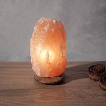 Himalaya Salt Dreams Tafellamp - Himalaya Zout -19 Cm Hoog - Oranje 3 Himalaya Zoutlamp Rock 2-3 kg met houten voet, incl. lamp en snoer, ruwe unieke zout crystal geeft een warm en natuurlijk licht. LET OP: Tijdelijk verpakt in neutrale bruine verpakking! (normaal gesproken verpakt in fullcolor verpakking met Engelse en Duitse opdruk, zie foto's). Gebruik binnen in droge ruimte. Een zoutlamp bestaat uit himalaya zout. Dit zout heeft een hoog sodium chloride gehalte waardoor het een positief effect heeft op het menselijk lichaam. Een Himalaya zoutlamp bestaat uit één groot brok zout met binnenin een gloeilamp. Himalaya zout heeft een gunstige werking op het lichaam en zorgt voor ontspanning Himalaya Salt Dreams Tafellamp - Himalaya Zout -19 Cm Hoog - Oranje - Afbeelding 3