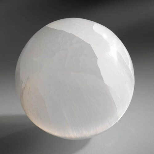 Seleniet Kristallen Bal, 52200, Ø ca. 7 cm incl. zwarte LED-voet 1 Dit decoratieve opzetstuk past op elke LED Base (apart verkrijgbaar) van LED DREAMS. Seleniet Kristallen Bal, 52200, Ø ca. 7 cm incl. zwarte LED-voet