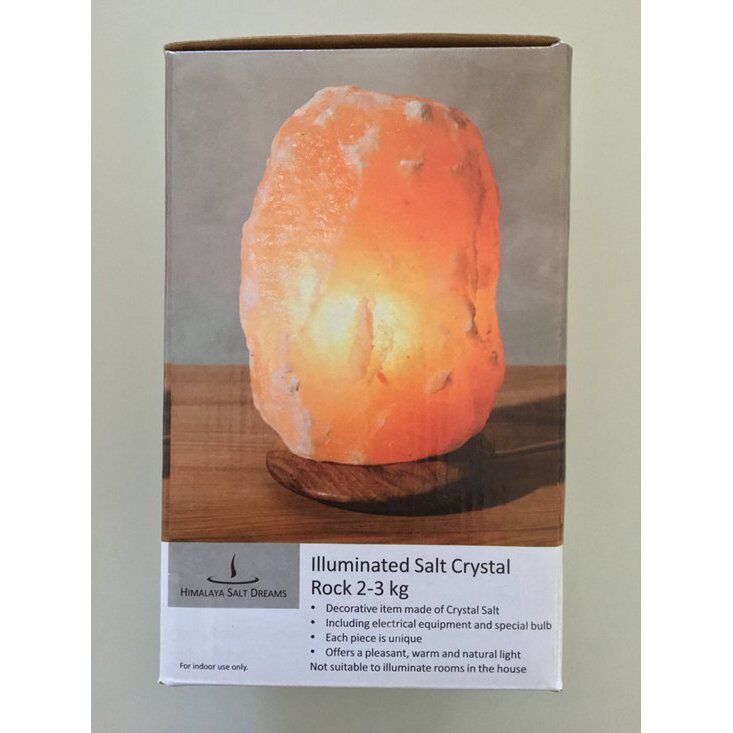 Himalaya Salt Dreams Tafellamp - Himalaya Zout -19 Cm Hoog - Oranje 5 Himalaya Zoutlamp Rock 2-3 kg met houten voet, incl. lamp en snoer, ruwe unieke zout crystal geeft een warm en natuurlijk licht. LET OP: Tijdelijk verpakt in neutrale bruine verpakking! (normaal gesproken verpakt in fullcolor verpakking met Engelse en Duitse opdruk, zie foto's). Gebruik binnen in droge ruimte. Een zoutlamp bestaat uit himalaya zout. Dit zout heeft een hoog sodium chloride gehalte waardoor het een positief effect heeft op het menselijk lichaam. Een Himalaya zoutlamp bestaat uit één groot brok zout met binnenin een gloeilamp. Himalaya zout heeft een gunstige werking op het lichaam en zorgt voor ontspanning Himalaya Salt Dreams Tafellamp - Himalaya Zout -19 Cm Hoog - Oranje - Afbeelding 5